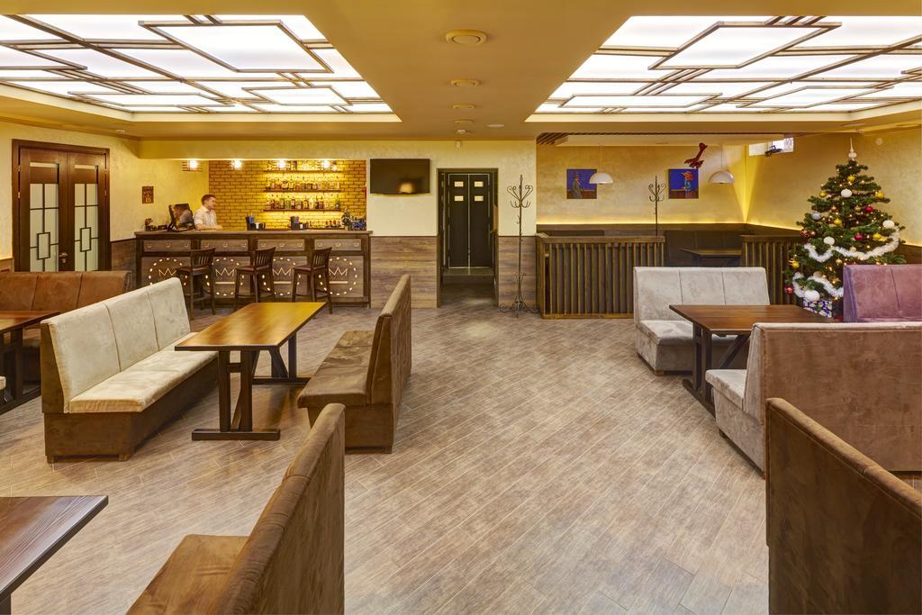 Three Crowns Hotel Lviv Exterior photo