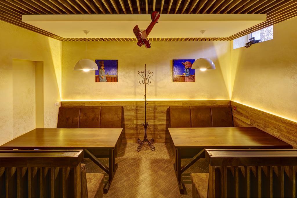 Three Crowns Hotel Lviv Exterior photo