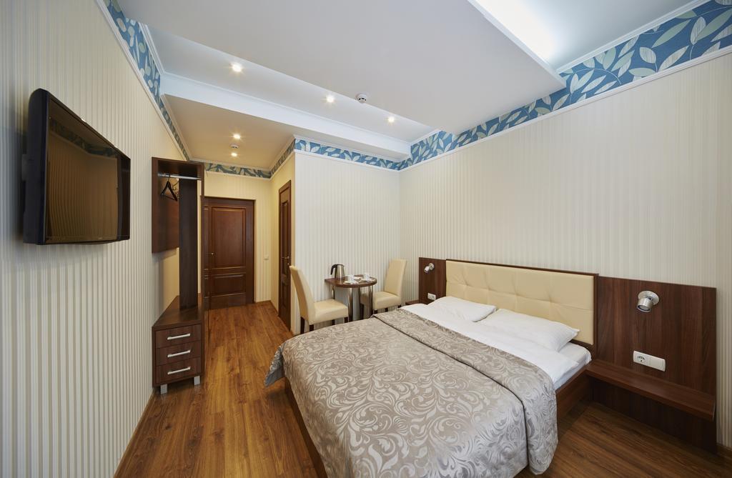 Three Crowns Hotel Lviv Room photo