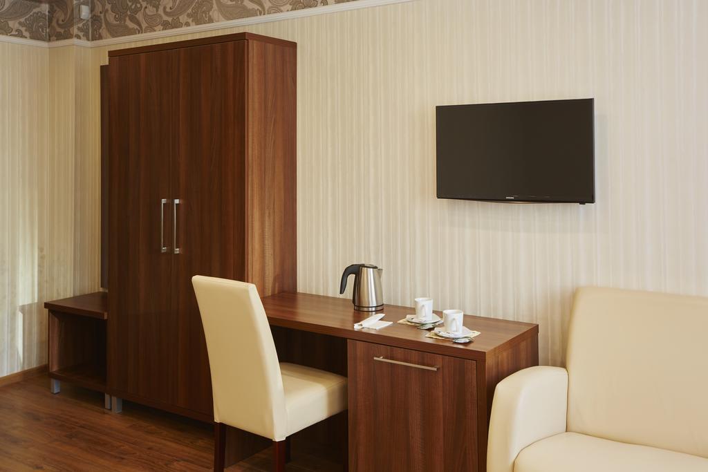 Three Crowns Hotel Lviv Room photo